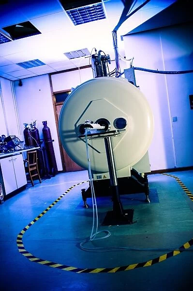 Small bore MRI scanner