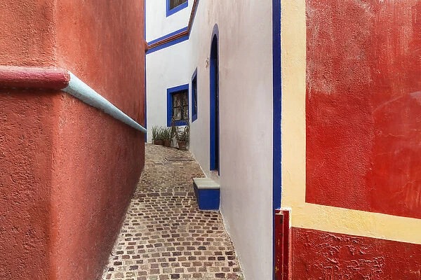 Mexico, Guanajuato. Colorful walkway. Credit as: Don Paulson  /  Jaynes Gallery  /  DanitaDelimont