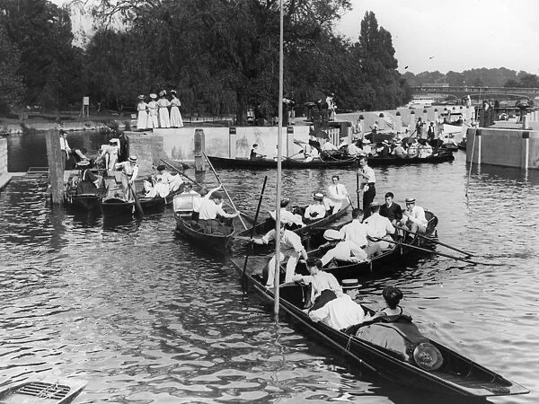 Punting. May 1906: Punters and rowers do their best not to collide whlist
