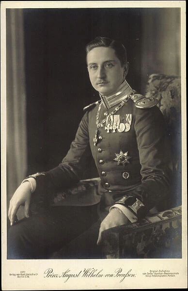 Ak Prince August William of Prussia, Liersch 3351, Uniform, Badge (b  /  w photo)