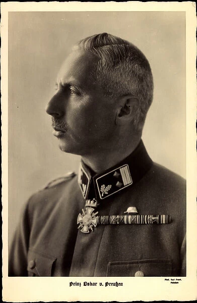 Ak Prince Oskar of Prussia in profile with insignia and badge, steel helmet (b  /  w photo)