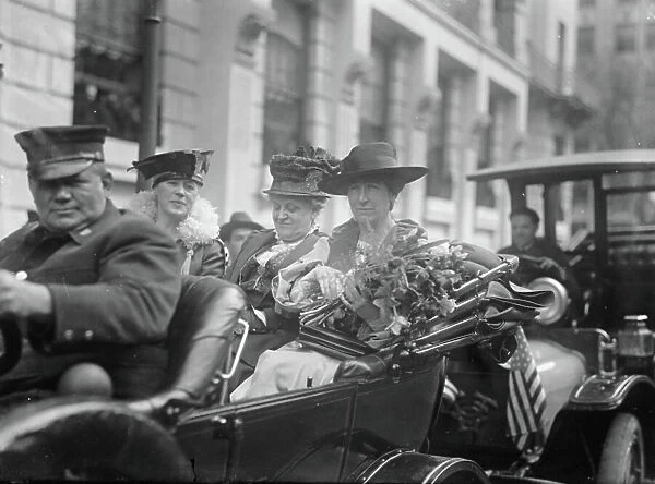 Jeanette Rankin arriving to be sworn into Congress, 1917 (b / w photo)