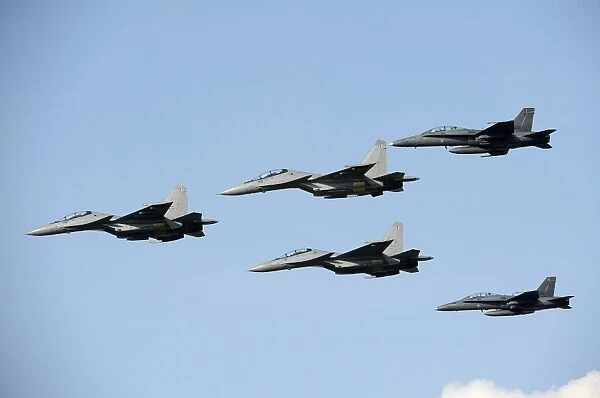 Sukhoi Su-30 MKM aircraft and F  /  A-18 Hornet jets of the Royal Malaysian Air Force