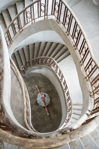 Ballerina in der Treppe