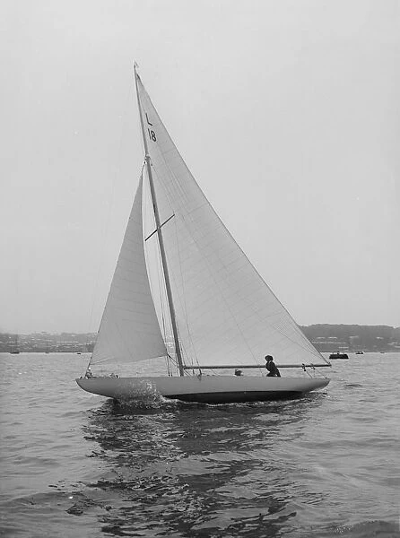 The 6 Metre Peterkin sailing upwind, 1914. Creator: Kirk & Sons of Cowes