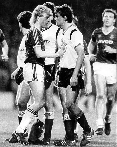 Frank McAvennie and Kevin Moran square up to each other 1986