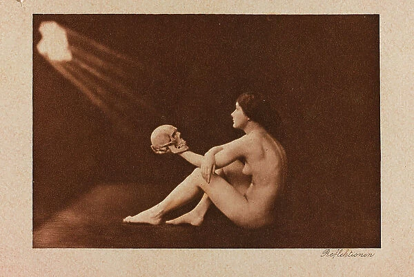 Postcard, portrait of nude woman with skull under a beam of light, 'Album para Tarjetas postales'