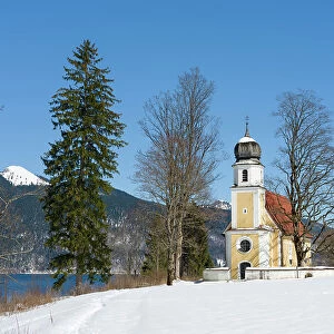 Church Sankt Margareth at Zwergern Spitz. Lake Walchensee near village Einsiedl in the snowy Bavarian Alps. Germany, Bavaria Date: 24-03-2021
