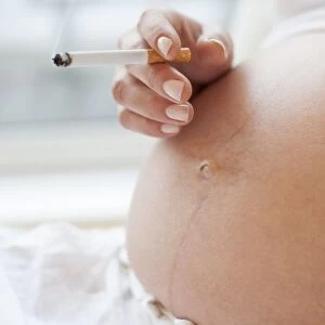 Pregnant woman smoking F008 / 3000