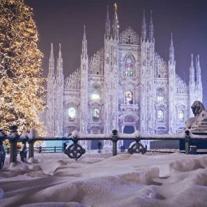 Piazza Duomo in Milano after a heavy snowfall. Lombardy, Italy