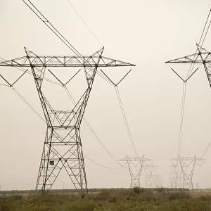 USA, California. Converging transmission towers and power lines