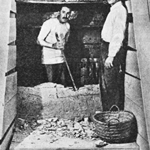 Howard Carter (left) reached the entrance to Tut ankhamuns tomb at Luxor 1922-3