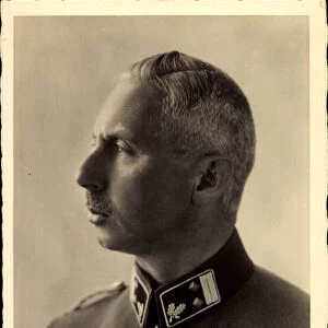 Ak Prince Oskar of Prussia in profile with insignia and badge, steel helmet (b / w photo)