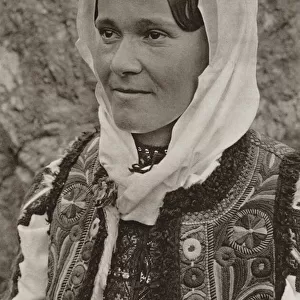 Romania: Ghelari, Peasant woman (b / w photo)