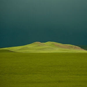 Sunlight on grassland from Qinghaia'Tibet / Qingzang railway, the worlds highest railway