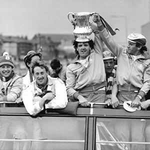 Everton arrive home with the F. A. Cup 1984