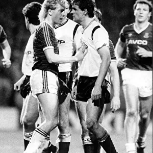 Frank McAvennie and Kevin Moran square up to each other 1986
