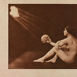 Postcard, portrait of nude woman with skull under a beam of light, "Album para Tarjetas postales"